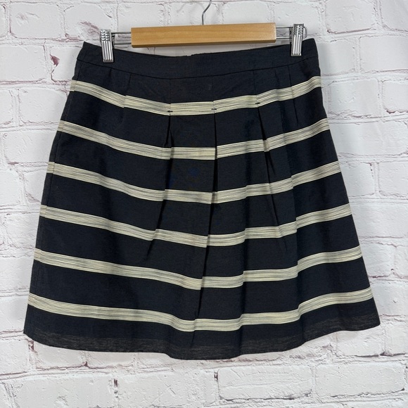 LOFT Dresses & Skirts - LOFT A-Line mini Length Skirt in Black Cream
Flared pleated size 6 Y2K gossip